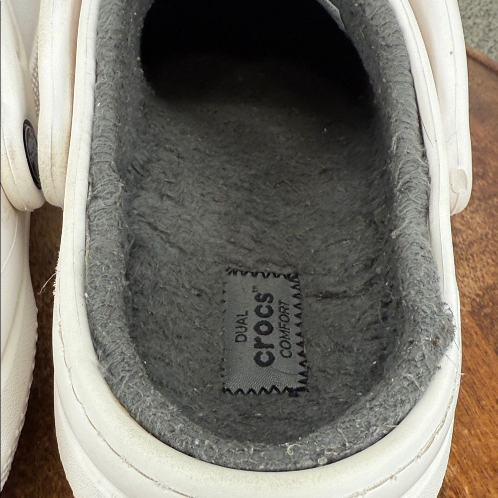 CROCS Shoes Men 6 Wm 8 White Clogs Gray Faux Fur Lining Coffee Camera Daisy - Picture 7 of 11